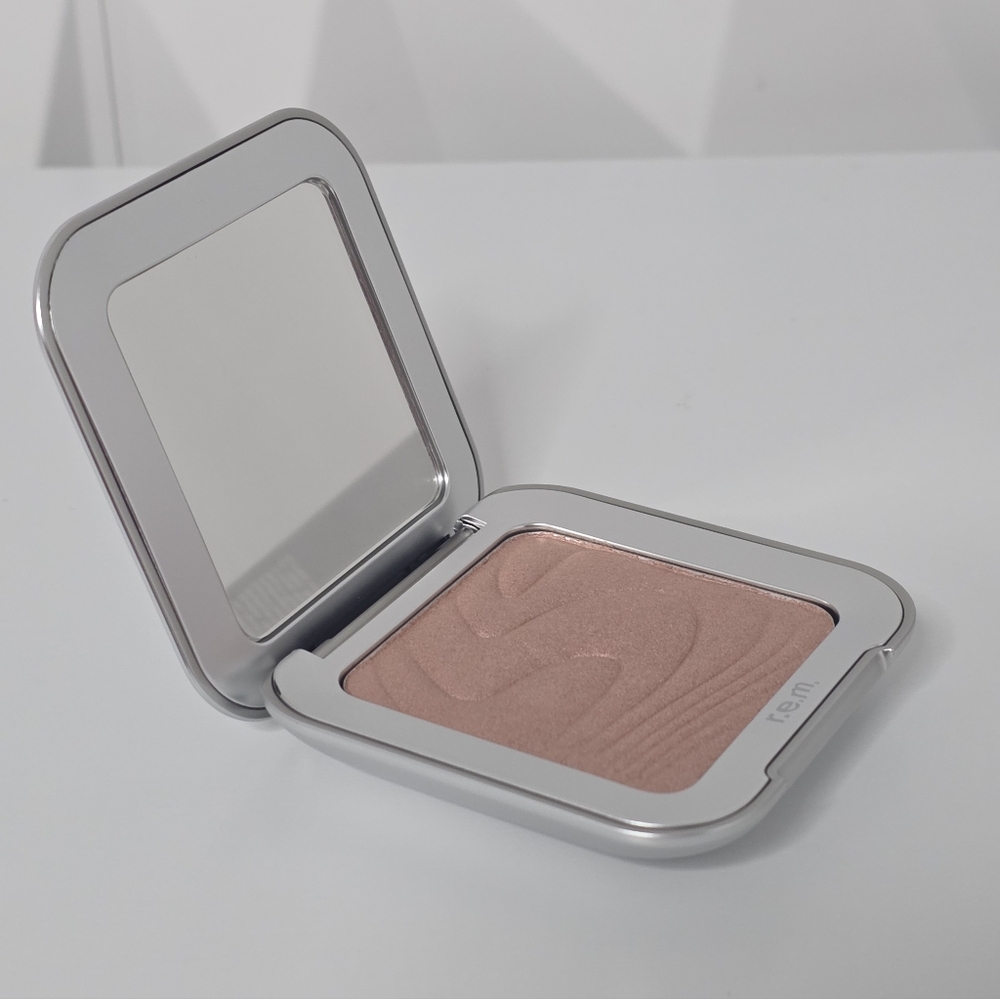 NIB R.E.M Beauty interstellar highlighter topper. Shade Miss Uranus